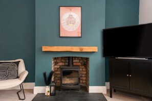 Smart TV, chimenea y estéreo 