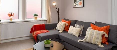 Smart TV, lareira, aparelho de som