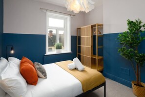 3 habitaciones, escritorio y tabla de planchar con plancha 