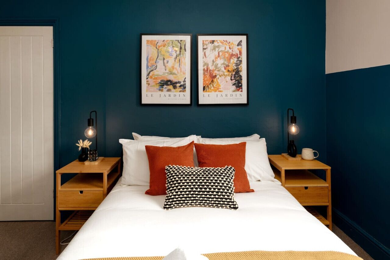 3 bedrooms, desk, iron/ironing board, travel cot