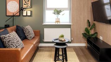 Smart TV, pemutar DVD, buku, dan peralatan stereo