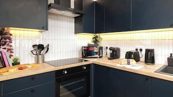 Lemari es, microwave, oven, dan kompor