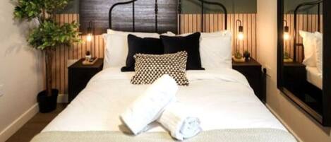 2 chambres, bureau, fer et planche à repasser, lit parapluie