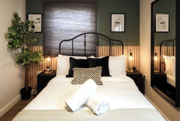 2 Schlafzimmer, Schreibtisch, Bügeleisen/Bügelbrett, Reisekinderbett