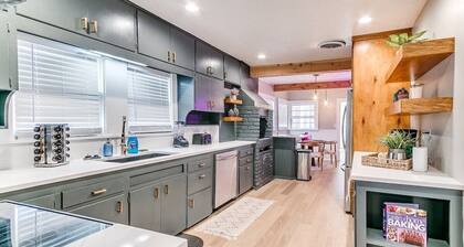 Spacious Stunner w/ Hot Tob. Sleeps 8.