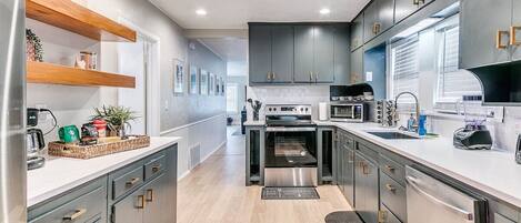 Refrigerador, microondas, horno y parrilla de estufa