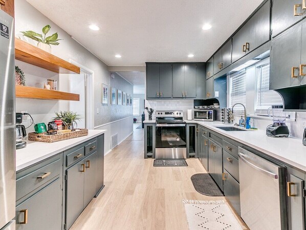 Een koelkast, een microgolfoven, een oven, een kookplaat