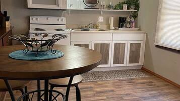 Fridge, oven, stovetop, coffee/tea maker
