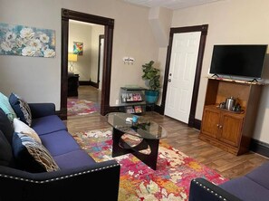 TV - Downtown Apt. Wi-FI. Pets OK! (Guthrie)