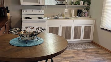 Fridge, oven, stovetop, coffee/tea maker