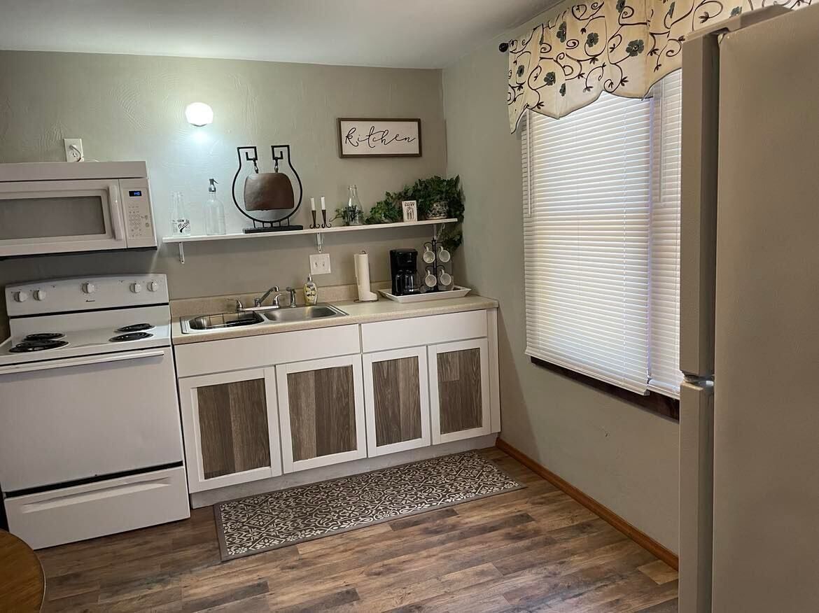 Fridge, oven, stovetop, coffee/tea maker