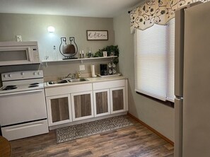 Kjøleskap, ovn, kokeplater og kaffetrakter/tekoker