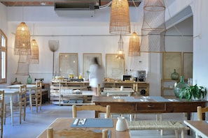 Frukostbuffé varje dag (EUR 17 per person)