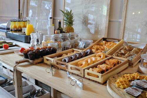 Se ofrece un desayuno bufé todos los días (por un coste adicional)