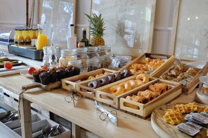 每日供应自助式早餐（每人 EUR 17）