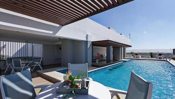 Una piscina al aire libre
