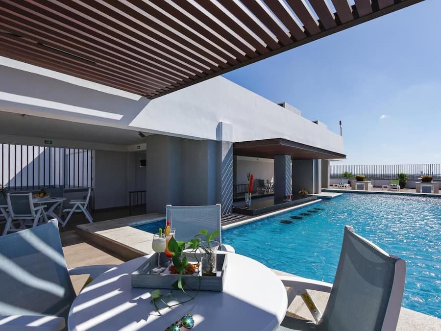 Una piscina al aire libre (de 09:00 a 21:00), tumbonas