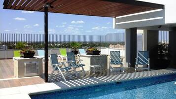 Una piscina al aire libre
