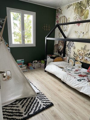 4 bedrooms, iron/ironing board, WiFi, bed sheets