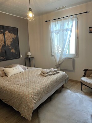 4 bedrooms, iron/ironing board, WiFi, bed sheets