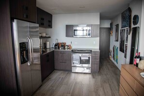 Kylskåp, mikrovågsugn, ugn och spishäll