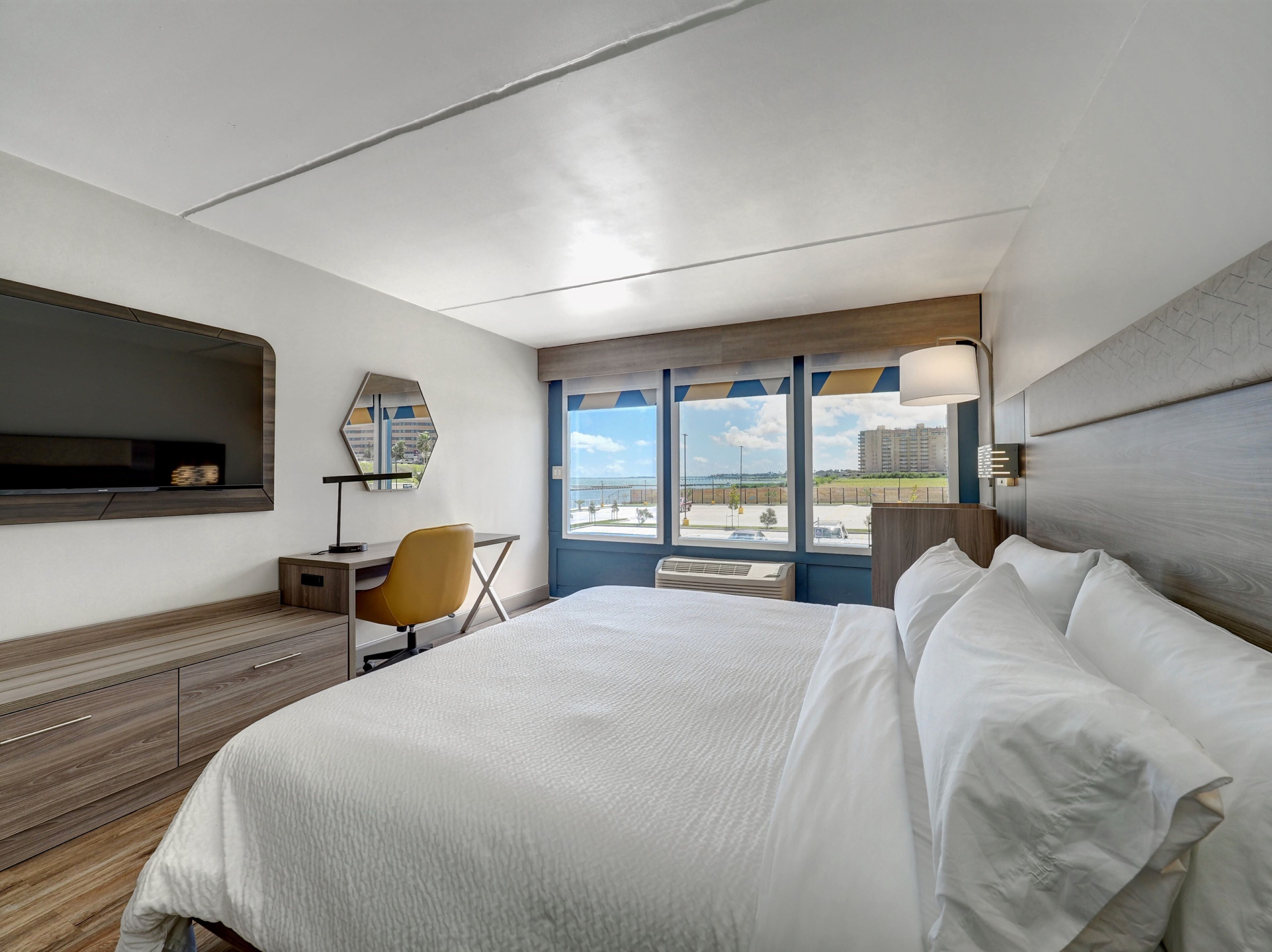 客室ごとに異なるインテリア、デスク、ノートパソコン用作業スペース、WiFi (無料)