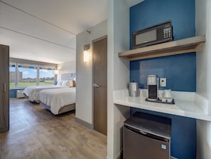 1 quarto, individualmente mobiliados, escrivaninha