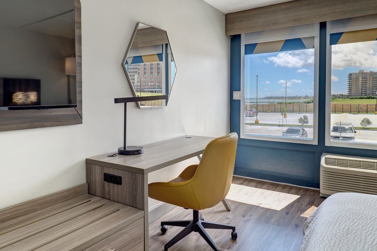 Desk, laptop workspace, WiFi (free), individually furnished
