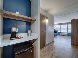 Rom – standard, 2 queensize-senger, tilgjengelighetstilpasset badekar (Mobility, Comms, Access Tub) | Individuelt innredet, skrivebord og skrivebord for bærbar PC