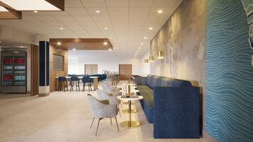 Eine moderne Hotelhalle mit Sitzgelegenheit, einer Bar und einer Küche im Hintergrund.
