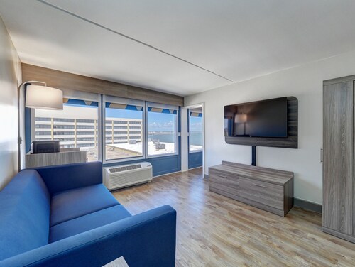 Holiday Inn Express Corpus Christi – Beachfront by IHG