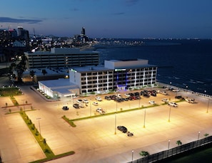 Un hôtel Holiday Inn Express doté d’un parking et offrant une vue sur l’océan.