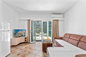 Apartamento, 1 habitación, balcón, vistas al mar | Zona de estar