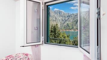 Deluxe-Studiosuite, Terrasse, Meerblick | Wohnbereich