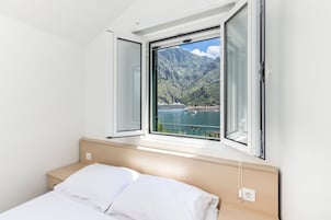 Apartamento Deluxe, 2 habitaciones, balcón, vistas al mar | Escritorio, sistema de insonorización, tabla de planchar con plancha