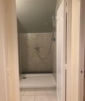 Shower, hair dryer, towels, soap - Maison Chaleureuse (Le Raincy)