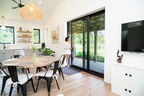 Outdoor dining - Boutique Retreat House in Prince Edward County. (Prince Edward)
