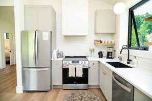 Fridge, oven, stovetop, dishwasher