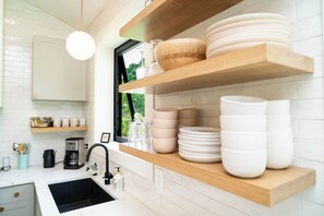 Kjøleskap, ovn, kokeplater og oppvaskmaskin