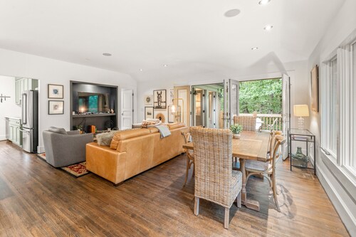 Charming Serenbe Carriage House