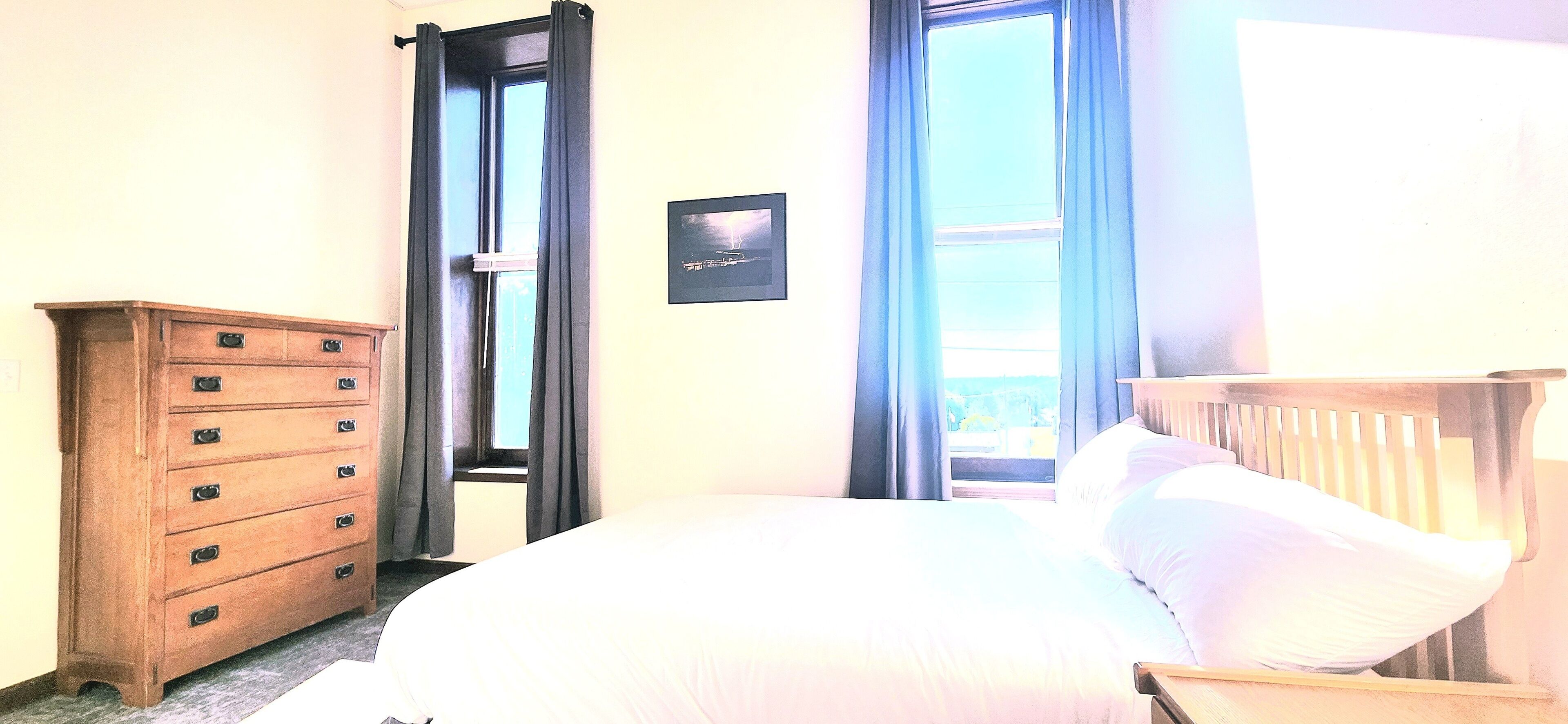 4 habitaciones, tabla de planchar con plancha, wifi y ropa de cama 