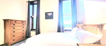 *Luxe living in Lake Linden with 15 foot ceiling! Pet Friendly!*