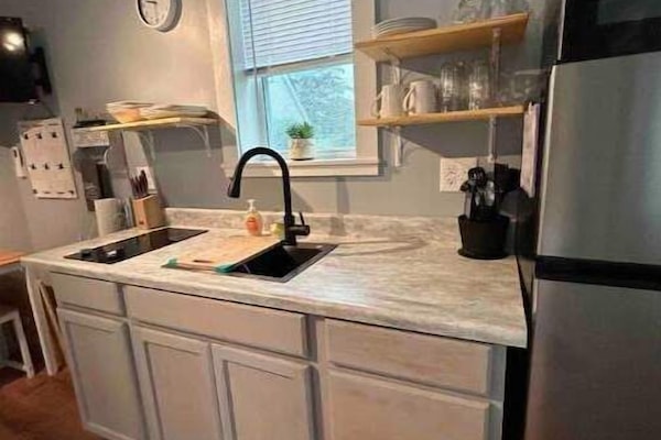 Frigorifero, microonde, piano cottura, macchina per tè/caffè