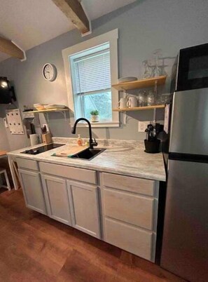 Kjøleskap, mikrobølgeovn, kokeplater og kaffetrakter/tekoker