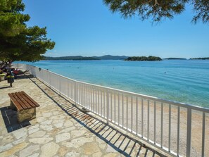 Beach - Beautiful apartment for 5 guests with WIFI, A/C, TV and pets allowed (Vodice)