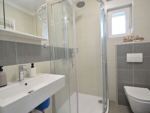 Bathroom - Beautiful apartment for 5 guests with WIFI, A/C, TV and pets allowed (Vodice)