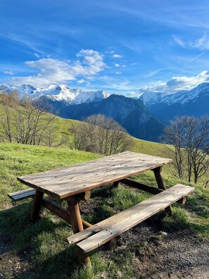 Outdoor dining - Chaleureux Chalet à Villard-reculas (Villard reculas)