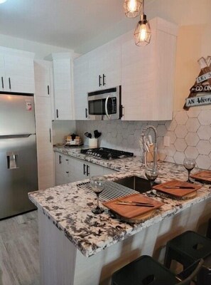 Kylskåp, mikrovågsugn, spishäll och kaffe- och tebryggare