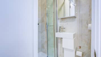 Studio | Bathroom | Shower, towels