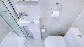 Studio | Bathroom | Shower, towels